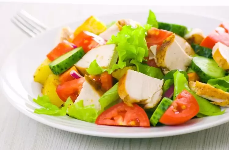 insalata con verdure e pollo per una dieta priva di carboidrati