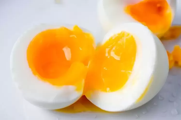 uovo di gallina alla coque per una dieta priva di carboidrati