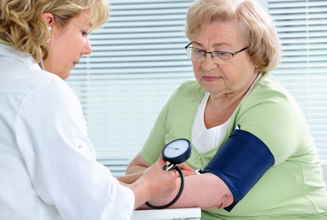 viene misurata la pressione sanguigna di una donna