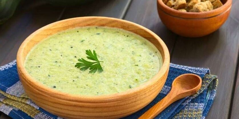La zuppa di cavolo cappuccio e zucchine è un piatto salutare per lo stomaco nel menu dietetico ipoallergenico