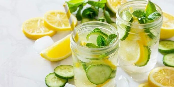 acqua di limone con cetriolo per dimagrire