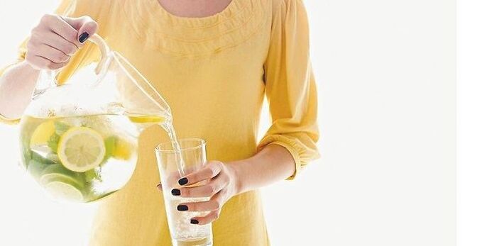 l'acqua di limone aiuta a purificare il corpo