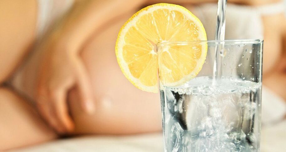 regole per bere acqua con limone