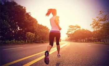 L’allenamento cardio, come la corsa, aiuta a bruciare il grasso delle gambe. 