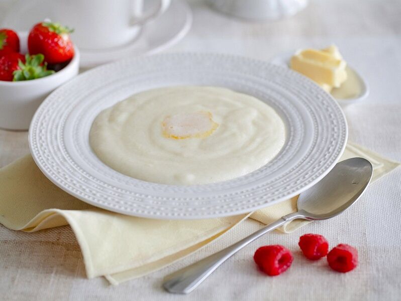 Il porridge di semolino è la colazione ideale per una giornata a base di cereali nella dieta dei 6 petali